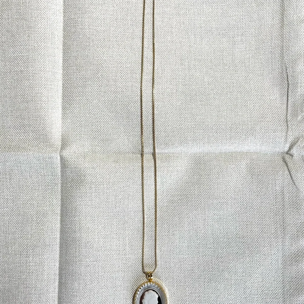Vintage Damart Brand Cameo Gold Toned 24 In Necklace With Mirrored Background - Picture 6 of 6